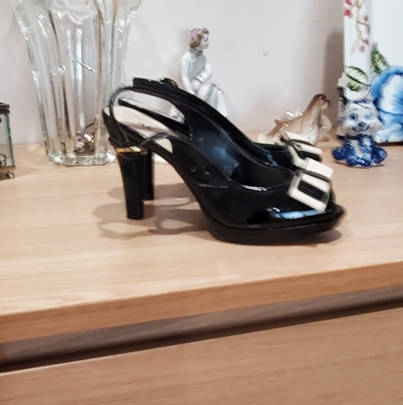 Anne Klein black patent leather open toe slingback with bow - Picture 11 of 11